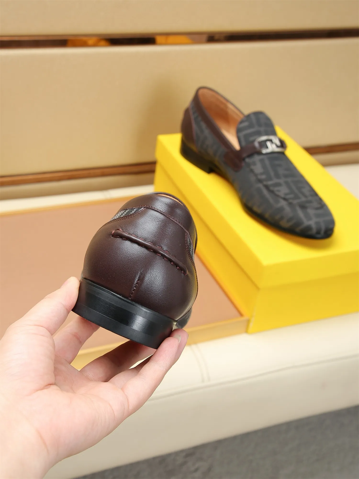 Men's shoes💰460 🕷🕷【FENDI】The latest men's formal leather shoes🇨🇳Classic series not to be missed💯The first layer is made of imported first-layer cowhide☘Original quality, the leather is smooth and delicate🎋Awesome version, perfect streamlined outline🍇Cowhide lining, size 38-44 (customized at 45.46)...